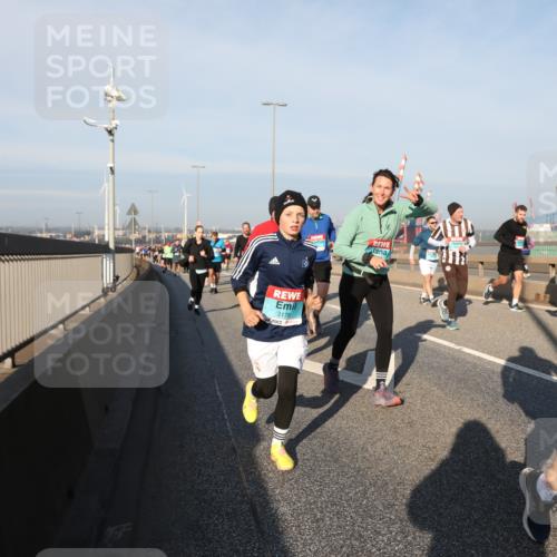 03.10.2025 - Köhlbrandbrückenlauf Yannick Fuchs http://msf.ph/oto/9177396 03.10.2025 08:48:26 Position 2 3178, 3175 meine-sportfotos.de