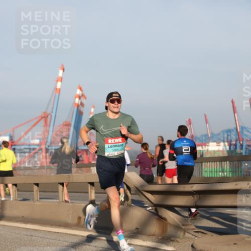 03.10.2025 - Köhlbrandbrückenlauf Yannick Fuchs http://msf.ph/oto/9177402 03.10.2025 08:27:55 Position 1 1008, 75, 18 meine-sportfotos.de