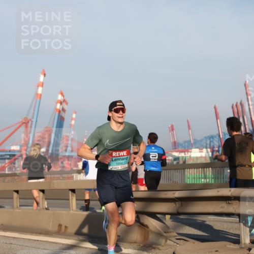 03.10.2025 - Köhlbrandbrückenlauf Yannick Fuchs http://msf.ph/oto/9177405 03.10.2025 08:27:55 Position 1 1008, 10, 18 meine-sportfotos.de