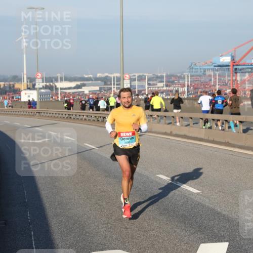 03.10.2025 - Köhlbrandbrückenlauf Yannick Fuchs http://msf.ph/oto/9177429 03.10.2025 08:28:00 Position 1 3590 meine-sportfotos.de