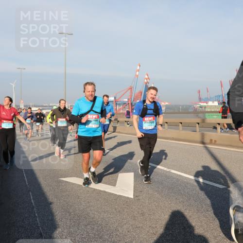 03.10.2025 - Köhlbrandbrückenlauf Yannick Fuchs http://msf.ph/oto/9177450 03.10.2025 08:48:31 Position 2 2812, 1797 meine-sportfotos.de