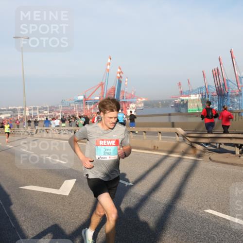 03.10.2025 - Köhlbrandbrückenlauf Yannick Fuchs http://msf.ph/oto/9177479 03.10.2025 08:28:23 Position 1 3782 meine-sportfotos.de