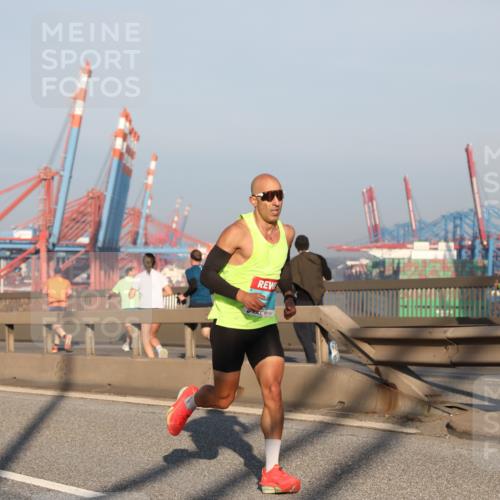 03.10.2025 - Köhlbrandbrückenlauf Yannick Fuchs http://msf.ph/oto/9177496 03.10.2025 08:28:30 Position 1  meine-sportfotos.de