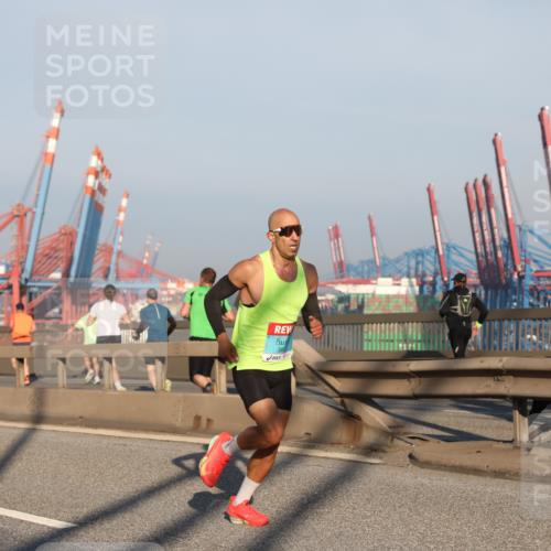 03.10.2025 - Köhlbrandbrückenlauf Yannick Fuchs http://msf.ph/oto/9177500 03.10.2025 08:28:30 Position 1 18 meine-sportfotos.de