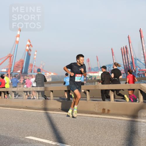 03.10.2025 - Köhlbrandbrückenlauf Yannick Fuchs http://msf.ph/oto/9177516 03.10.2025 08:28:50 Position 1 3760 meine-sportfotos.de