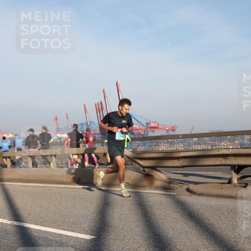 03.10.2025 - Köhlbrandbrückenlauf Yannick Fuchs http://msf.ph/oto/9177524 03.10.2025 08:28:51 Position 1 118 meine-sportfotos.de