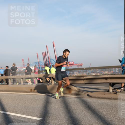 03.10.2025 - Köhlbrandbrückenlauf Yannick Fuchs http://msf.ph/oto/9177527 03.10.2025 08:28:51 Position 1 18 meine-sportfotos.de