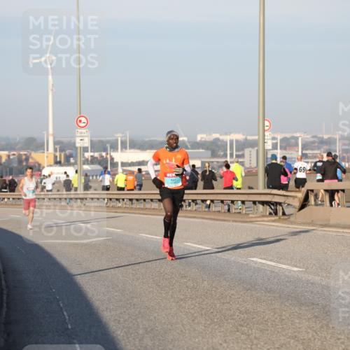 03.10.2025 - Köhlbrandbrückenlauf Yannick Fuchs http://msf.ph/oto/9177530 03.10.2025 08:28:58 Position 1 69 meine-sportfotos.de