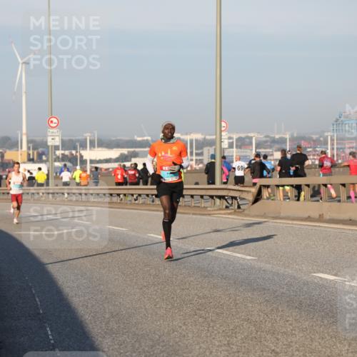 03.10.2025 - Köhlbrandbrückenlauf Yannick Fuchs http://msf.ph/oto/9177536 03.10.2025 08:28:58 Position 1 69 meine-sportfotos.de