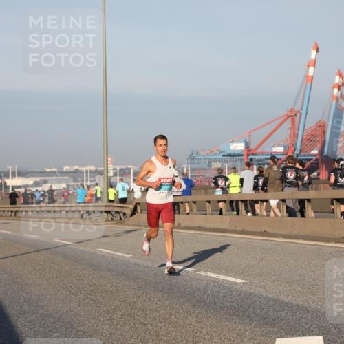 03.10.2025 - Köhlbrandbrückenlauf Yannick Fuchs http://msf.ph/oto/9177568 03.10.2025 08:29:05 Position 1 1013 meine-sportfotos.de