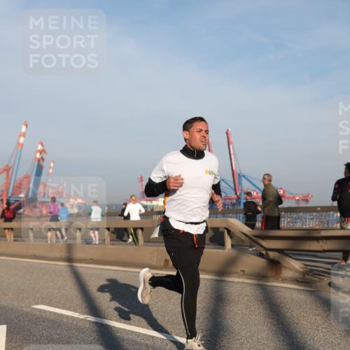03.10.2025 - Köhlbrandbrückenlauf Yannick Fuchs http://msf.ph/oto/9177594 03.10.2025 08:29:27 Position 1  meine-sportfotos.de