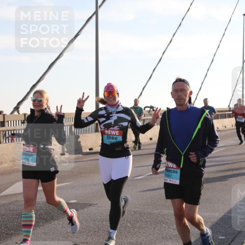 03.10.2025 - Köhlbrandbrückenlauf Yannick Fuchs http://msf.ph/oto/9177653 03.10.2025 08:29:37 Position 1 1636, 1392, 1307 meine-sportfotos.de