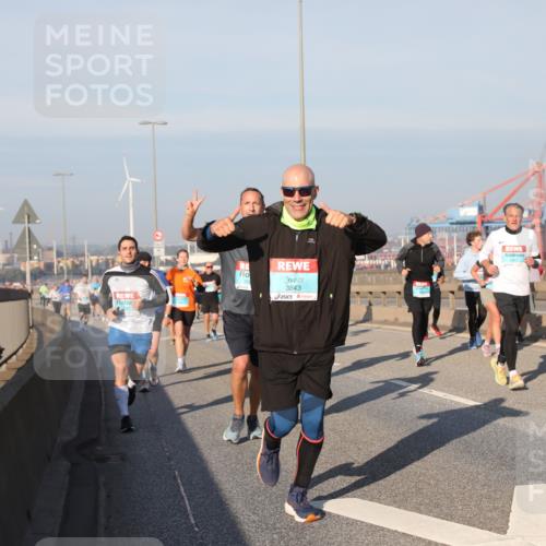 03.10.2025 - Köhlbrandbrückenlauf Yannick Fuchs http://msf.ph/oto/9177661 03.10.2025 08:48:54 Position 2 3843, 1947 meine-sportfotos.de
