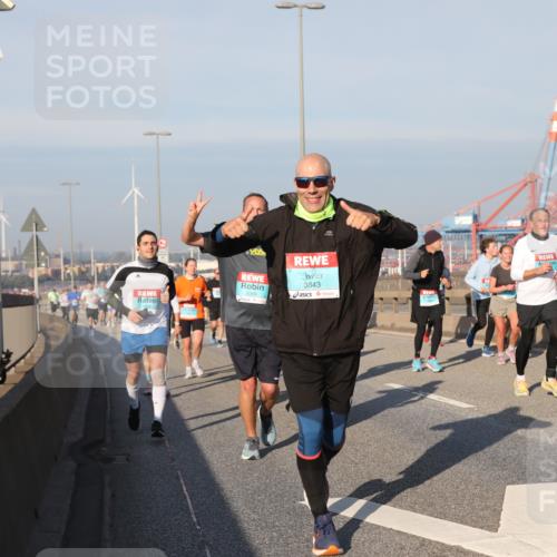 03.10.2025 - Köhlbrandbrückenlauf Yannick Fuchs http://msf.ph/oto/9177667 03.10.2025 08:48:55 Position 2 3069, 3843 meine-sportfotos.de