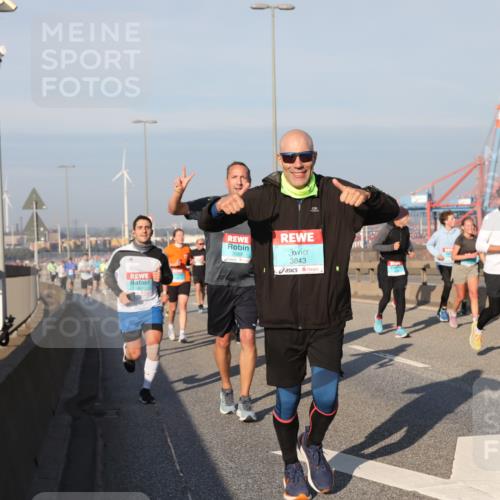 03.10.2025 - Köhlbrandbrückenlauf Yannick Fuchs http://msf.ph/oto/9177669 03.10.2025 08:48:55 Position 2 3069, 3843 meine-sportfotos.de