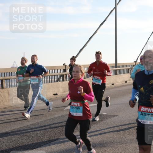 03.10.2025 - Köhlbrandbrückenlauf Yannick Fuchs http://msf.ph/oto/9177697 03.10.2025 08:29:41 Position 1 1675, 1515, 1296 meine-sportfotos.de