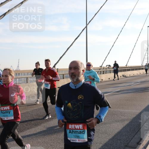 03.10.2025 - Köhlbrandbrückenlauf Yannick Fuchs http://msf.ph/oto/9177700 03.10.2025 08:29:41 Position 1 1515, 1296 meine-sportfotos.de