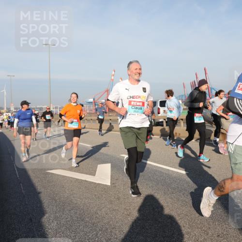 03.10.2025 - Köhlbrandbrückenlauf Yannick Fuchs http://msf.ph/oto/9177712 03.10.2025 08:48:59 Position 2 24, 2837, 28 meine-sportfotos.de