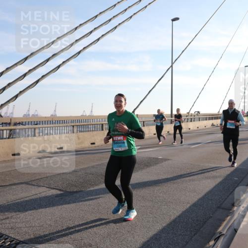 03.10.2025 - Köhlbrandbrückenlauf Yannick Fuchs http://msf.ph/oto/9177778 03.10.2025 08:29:48 Position 1 3186 meine-sportfotos.de