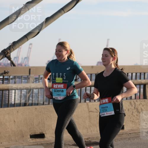 03.10.2025 - Köhlbrandbrückenlauf Yannick Fuchs http://msf.ph/oto/9177802 03.10.2025 08:29:50 Position 1 2025, 1460, 3724 meine-sportfotos.de