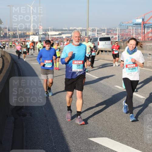 03.10.2025 - Köhlbrandbrückenlauf Yannick Fuchs http://msf.ph/oto/9177821 03.10.2025 08:49:11 Position 2 3176, 1809, 2276, 379 meine-sportfotos.de