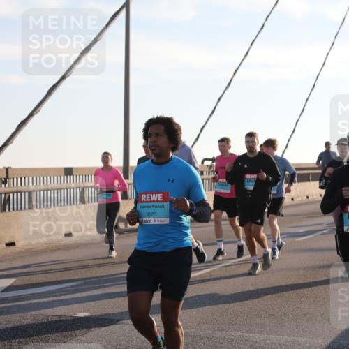 03.10.2025 - Köhlbrandbrückenlauf Yannick Fuchs http://msf.ph/oto/9177837 03.10.2025 08:29:54 Position 1 3123, 3326 meine-sportfotos.de