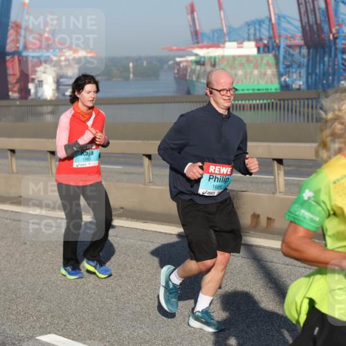 03.10.2025 - Köhlbrandbrückenlauf Yannick Fuchs http://msf.ph/oto/9177892 03.10.2025 08:49:19 Position 2 1480, 1666, 1879 meine-sportfotos.de