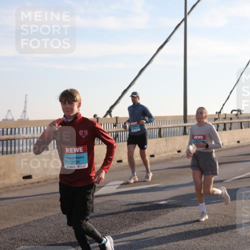 03.10.2025 - Köhlbrandbrückenlauf Yannick Fuchs http://msf.ph/oto/9177921 03.10.2025 08:29:59 Position 1 3738 meine-sportfotos.de