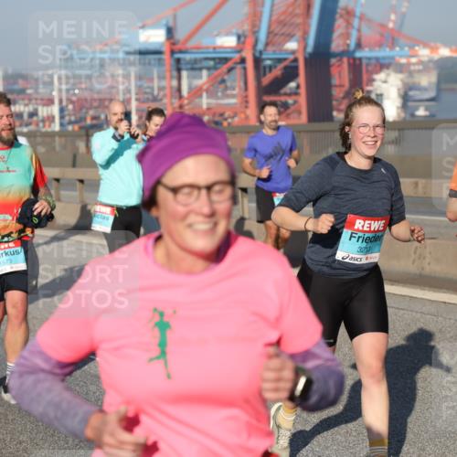 03.10.2025 - Köhlbrandbrückenlauf Yannick Fuchs http://msf.ph/oto/9177975 03.10.2025 08:49:27 Position 2 1573, 3213, 3214 meine-sportfotos.de