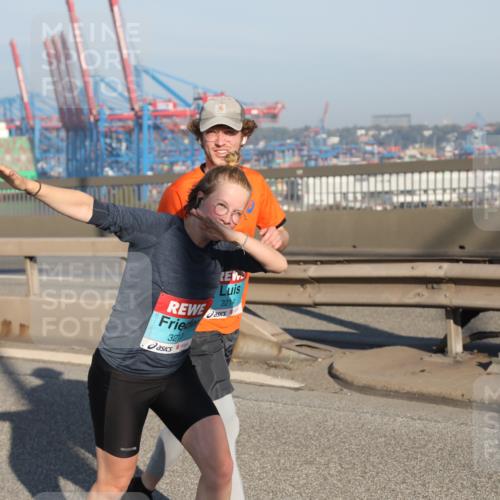 03.10.2025 - Köhlbrandbrückenlauf Yannick Fuchs http://msf.ph/oto/9177980 03.10.2025 08:49:28 Position 2 3213, 3214 meine-sportfotos.de