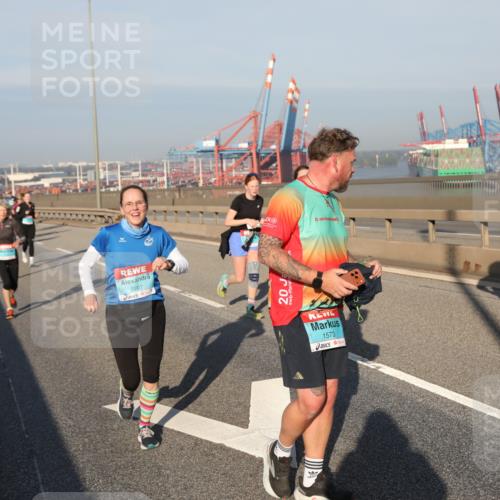03.10.2025 - Köhlbrandbrückenlauf Yannick Fuchs http://msf.ph/oto/9178033 03.10.2025 08:49:33 Position 2 2207, 20, 20, 20, 1573 meine-sportfotos.de