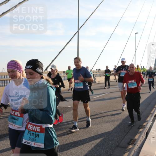 03.10.2025 - Köhlbrandbrückenlauf Yannick Fuchs http://msf.ph/oto/9178102 03.10.2025 08:30:14 Position 1 41, 29, 2012, 1640, 2953 meine-sportfotos.de