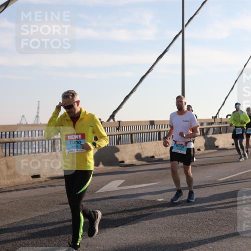 03.10.2025 - Köhlbrandbrückenlauf Yannick Fuchs http://msf.ph/oto/9178121 03.10.2025 08:30:19 Position 1 1701, 3345, 3666 meine-sportfotos.de