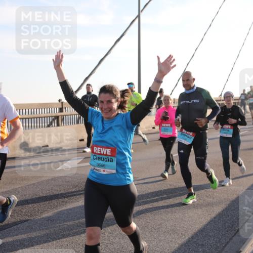 03.10.2025 - Köhlbrandbrückenlauf Yannick Fuchs http://msf.ph/oto/9178137 03.10.2025 08:30:21 Position 1 3345, 3666, 2126 meine-sportfotos.de