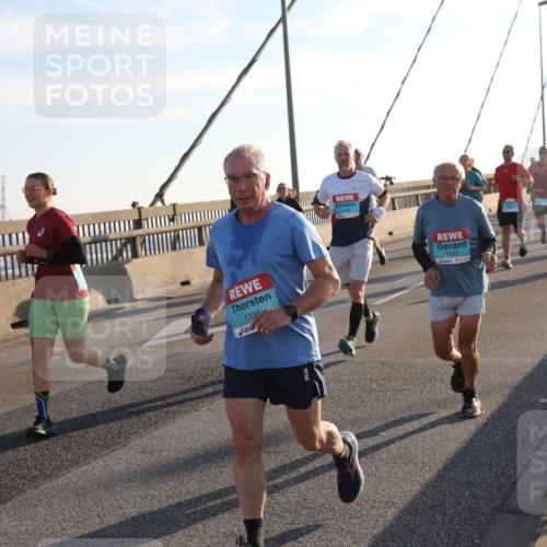 03.10.2025 - Köhlbrandbrückenlauf Yannick Fuchs http://msf.ph/oto/9178227 03.10.2025 08:30:30 Position 1 1325, 1523 meine-sportfotos.de