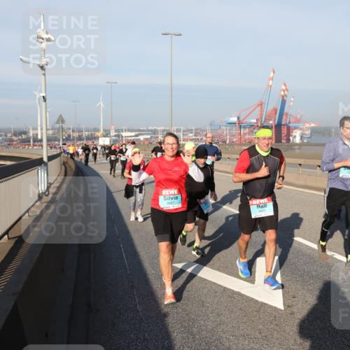 03.10.2025 - Köhlbrandbrückenlauf Yannick Fuchs http://msf.ph/oto/9178268 03.10.2025 08:49:50 Position 2 3487, 3486, 1743 meine-sportfotos.de