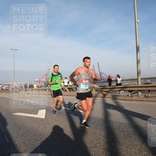 03.10.2025 - Köhlbrandbrückenlauf Yannick Fuchs http://msf.ph/oto/9178321 03.10.2025 08:30:49 Position 1 1022 meine-sportfotos.de