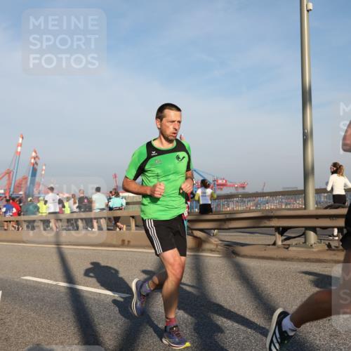 03.10.2025 - Köhlbrandbrückenlauf Yannick Fuchs http://msf.ph/oto/9178324 03.10.2025 08:30:49 Position 1 1022 meine-sportfotos.de