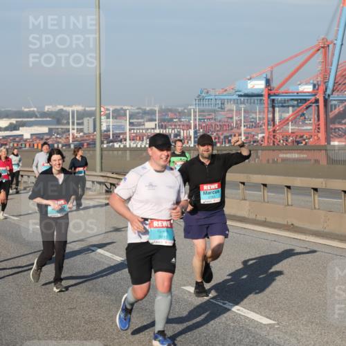 03.10.2025 - Köhlbrandbrückenlauf Yannick Fuchs http://msf.ph/oto/9178329 03.10.2025 08:49:54 Position 2 3815, 2785, 1 meine-sportfotos.de