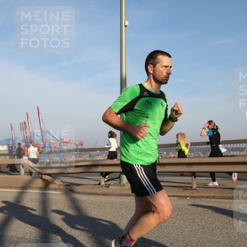 03.10.2025 - Köhlbrandbrückenlauf Yannick Fuchs http://msf.ph/oto/9178335 03.10.2025 08:30:50 Position 1  meine-sportfotos.de