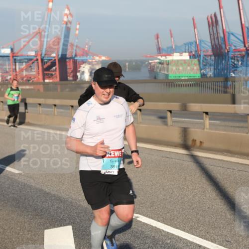 03.10.2025 - Köhlbrandbrückenlauf Yannick Fuchs http://msf.ph/oto/9178355 03.10.2025 08:49:56 Position 2 10, 3815 meine-sportfotos.de