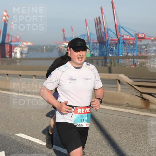 03.10.2025 - Köhlbrandbrückenlauf Yannick Fuchs http://msf.ph/oto/9178358 03.10.2025 08:49:56 Position 2 3815 meine-sportfotos.de