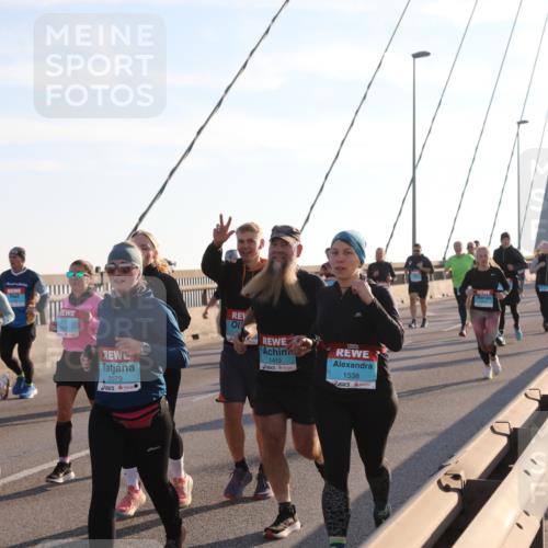 03.10.2025 - Köhlbrandbrückenlauf Yannick Fuchs http://msf.ph/oto/9178392 03.10.2025 08:31:09 Position 1 3827, 2079, 1419, 1538 meine-sportfotos.de