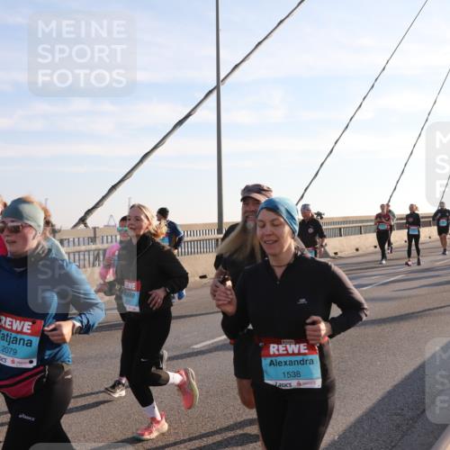 03.10.2025 - Köhlbrandbrückenlauf Yannick Fuchs http://msf.ph/oto/9178408 03.10.2025 08:31:10 Position 1 751, 2079, 1538 meine-sportfotos.de