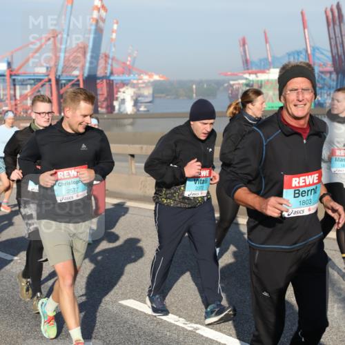 03.10.2025 - Köhlbrandbrückenlauf Yannick Fuchs http://msf.ph/oto/9178438 03.10.2025 08:50:08 Position 2 2168, 2577, 2372, 1803, 1831 meine-sportfotos.de