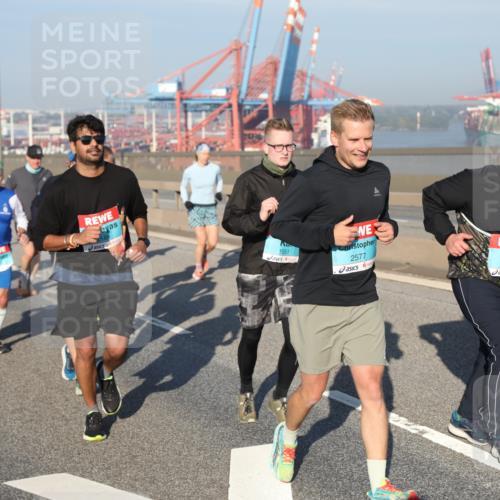 03.10.2025 - Köhlbrandbrückenlauf Yannick Fuchs http://msf.ph/oto/9178440 03.10.2025 08:50:08 Position 2 1551, 2577, 2372 meine-sportfotos.de