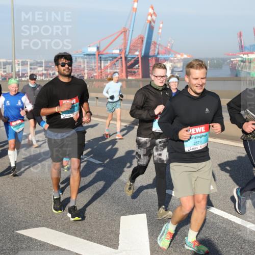 03.10.2025 - Köhlbrandbrückenlauf Yannick Fuchs http://msf.ph/oto/9178443 03.10.2025 08:50:08 Position 2 2670, 2577, 2372 meine-sportfotos.de