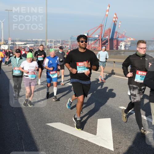 03.10.2025 - Köhlbrandbrückenlauf Yannick Fuchs http://msf.ph/oto/9178446 03.10.2025 08:50:09 Position 2 1794, 3833, 2168, 1551, 2577 meine-sportfotos.de