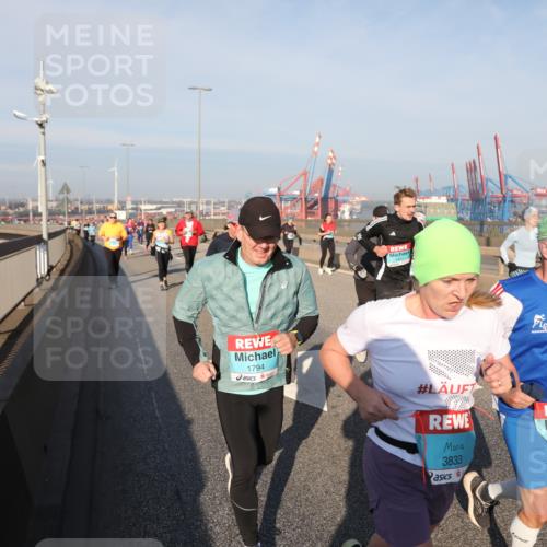 03.10.2025 - Köhlbrandbrückenlauf Yannick Fuchs http://msf.ph/oto/9178480 03.10.2025 08:50:12 Position 2 2422, 1794, 3833, 3505 meine-sportfotos.de