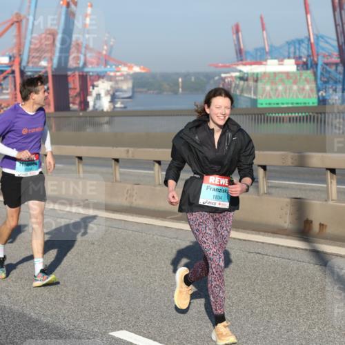 03.10.2025 - Köhlbrandbrückenlauf Yannick Fuchs http://msf.ph/oto/9178929 03.10.2025 08:51:08 Position 2 3762, 1834 meine-sportfotos.de